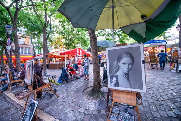 Παρίσι Γαλλία Ιουλίου 2014 Τουρίστες Απολαμβάνουν Βραδιά Στη Μονμάρτη Διάσημη — Φωτογραφία Αρχείου