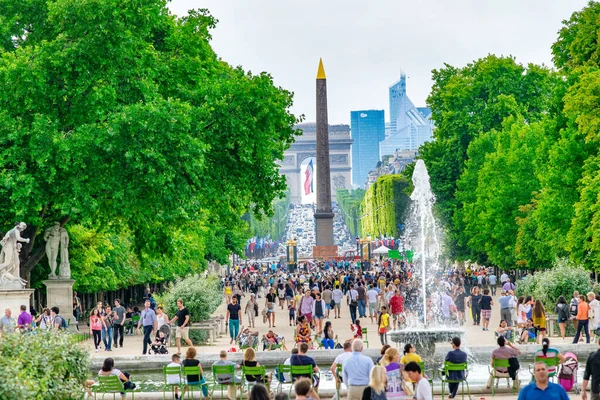 法国巴黎 2014年7月20日 协和广场 Place Concorde 以胜利拱门为背景的Champs Elysee沿线城市交通 — 图库照片