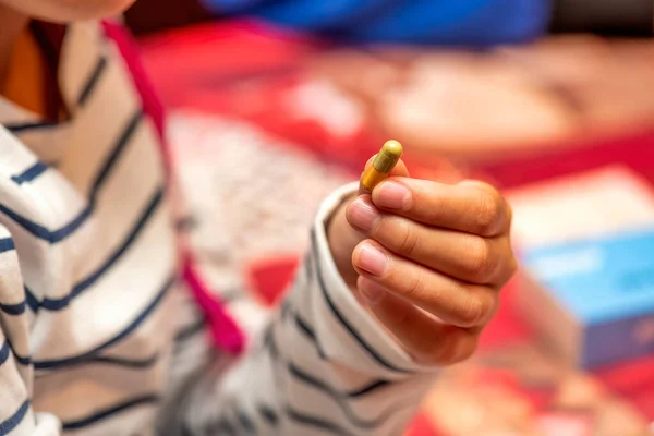 Kinderhand Die Medische Pil Overhandigt Voordat Die Aan Haar Grootouders — Stockfoto