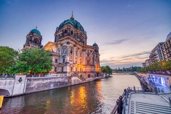 Berlin Tyskland Juli 2016 Berlins Katedral Vid Solnedgången Längs Floden — Stockfoto