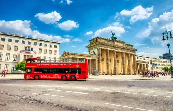 Berlim Alemanha Julho 2016 Trânsito Urbano Longo Portão Brandemburgo — Fotografia de Stock