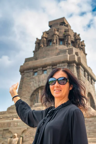 Szczęśliwa Kobieta Odwiedzająca Pomnik Bitwy Narodów Lipsku — Zdjęcie stockowe