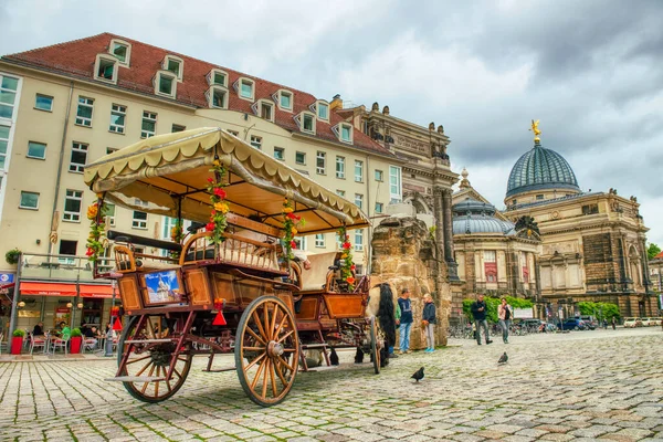 Dresden Alemanha Julho 2016 Carruagem Cavalos Edifícios Longo Das Ruas — Fotografia de Stock