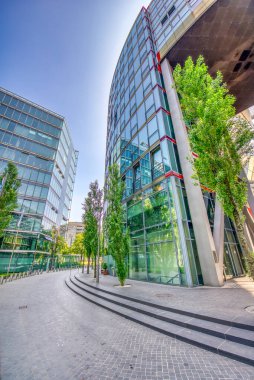 Berlin, Almanya - 25 Temmuz 2016: Potsdamer Platz 'daki Sony Center modern binaları