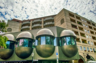 Berlin, Almanya - 24 Temmuz 2016: Rathaus Caddesi boyunca modern binalar