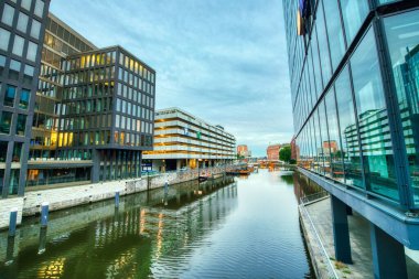 Hamburg, Almanya - 20 Temmuz 2016: Kanallar boyunca modern şehir binaları