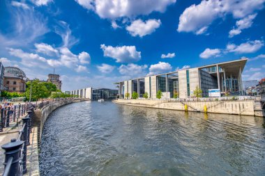 Berlin, Almanya - 25 Temmuz 2016: Bundestag bölgesinin modern binaları güneşli bir günde