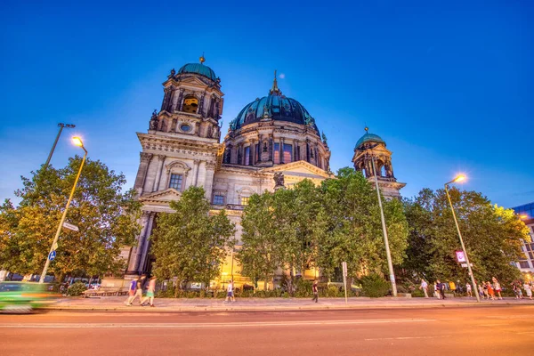 柏林大教堂和德国柏林德仁林登大道在夜间交界处 Berliner Dom — 图库照片