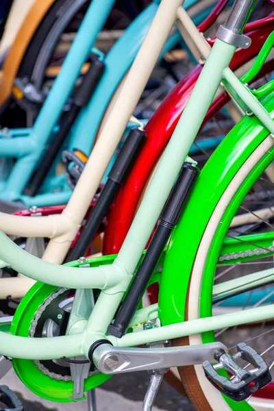 Красочные Велосипеды Велосипеды Припаркованные Летнем Парке Открытом Воздухе Колесо Крупным — стоковое фото