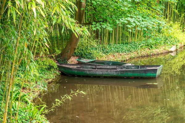 湖滨的绿色木船 — 图库照片