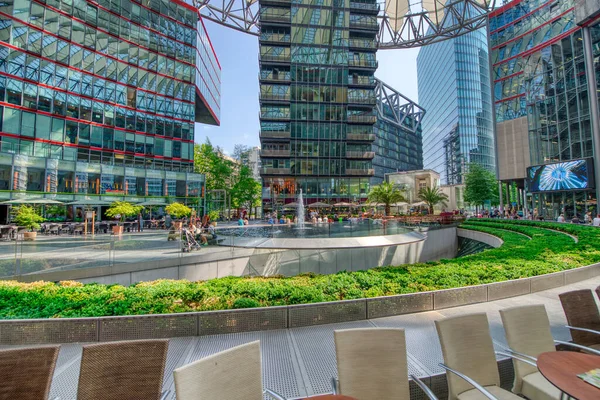 Berlin, Almanya - 25 Temmuz 2016: Potsdamer Platz 'daki Sony Center modern binaları
