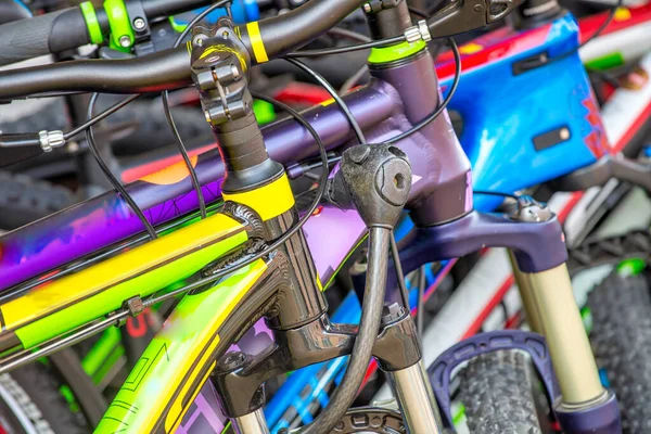 Красочные Велосипеды Велосипеды Припаркованные Летнем Парке Открытом Воздухе Руль Крупным — стоковое фото
