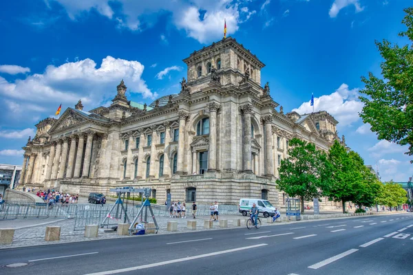 Berlin Deutschland Juli 2016 Reichstag Einem Sonnigen Tag Mit Touristen — Stockfoto