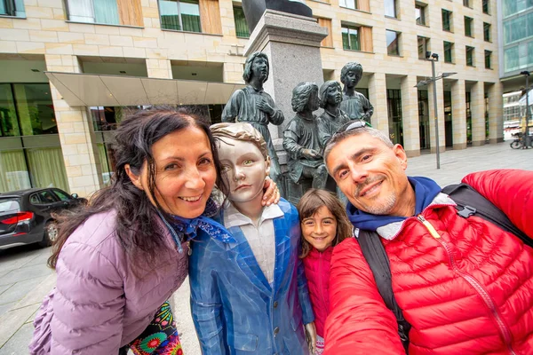 Famiglia Felice Che Abbraccia Una Statua Dresda Concetto Turismo — Foto Stock