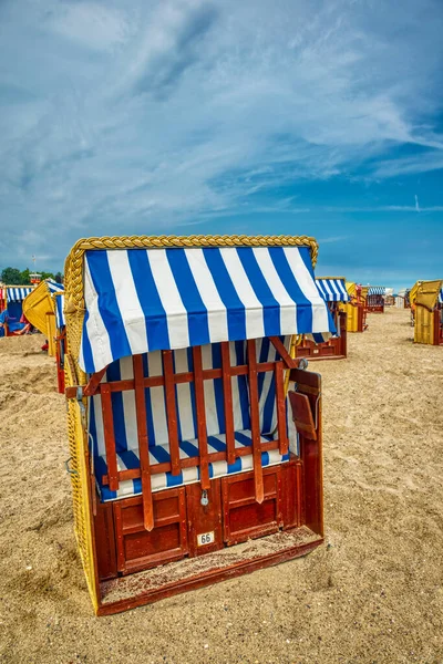Baltık Denizi Travemunde Almanya Nın Kumlu Sahilinde Kaplanmış Sandalye — Stok fotoğraf