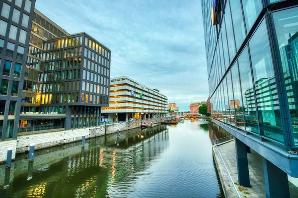 Hamburg Tyskland Juli 2016 Moderna Stadsbyggnader Längs Kanalerna — Stockfoto