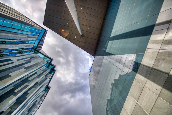 Edifícios Modernos Cidade Centro Negócios Vista Para Cima Céu — Fotografia de Stock