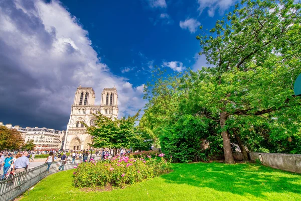 Paris France July 2014 Tourists Notre Dame Gardens — Stock Photo, Image