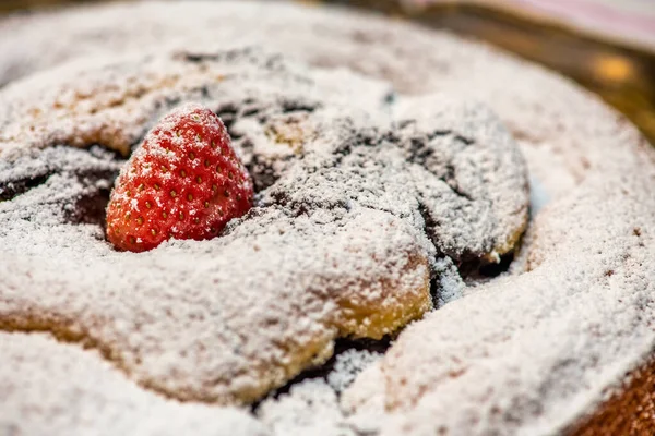 Deliciuos Hausgemachten Kuchen Mit Einer Erdbeere Auf Der Oberseite — Stockfoto