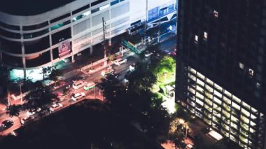 BANGKOK, THAILAND - 15 ARALIK 2019: Gece gökdelenler ve sokak trafiği ile şehrin gökyüzü manzarası