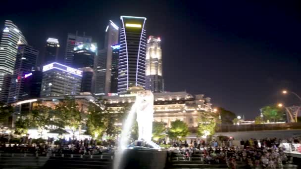 SINGAPORE - JANUARI 3, 2020: Marina Bay 's nachts met wolkenkrabbers lichten — Stockvideo