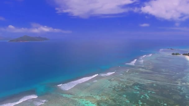 Vista aérea del arrecife de coral en La Digue, Seychelles — Vídeos de Stock