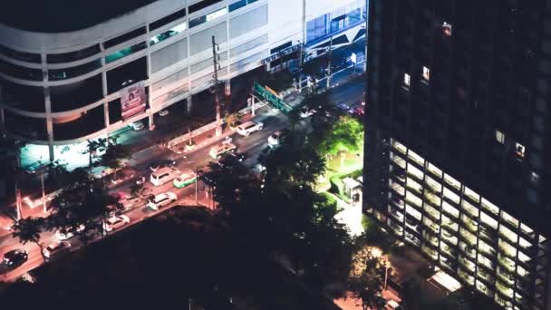 BANGKOK, THAILAND - 15 DE DEZEMBRO DE 2019: Vista aérea do horizonte da cidade à noite com tráfego de rua e arranha-céus — Vídeo de Stock