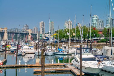 Vancouver, Kanada - 10 Ağustos 2017: Tekneler Granville Adası yakınlarındaki Balıkçı İskelesi iskelesine yanaştı