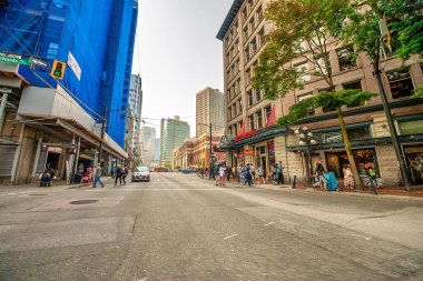 Vancouver, Kanada - 10 Ağustos 2017: Güzel güneşli bir günde turistlerle Gastown sokakları