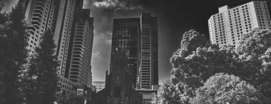 San Francisco, California - 6 Ağustos 2017: Turistler ve yerliler San Francisco şehir merkezindeki Yerba Buena Gardens 'ın tadını çıkarıyorlar