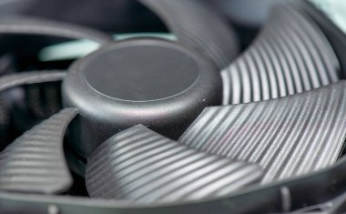 İşlemci soğutucusu ana bilgisayar panosuna yakın.