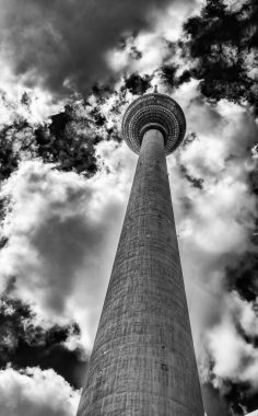 Mavi gökyüzüne karşı Alexanderplatz Kulesi