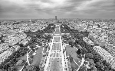 Jardin de la Tour Eiffel. Champ de Mars 'ın ve Paris' teki Eyfel Kulesi bahçelerinin yukarıdan görünüşü