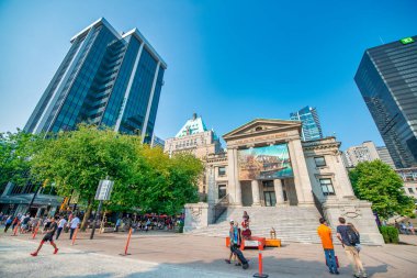 Vancouver, Kanada - 10 Ağustos 2017: Vancouver 'da Robson Meydanı boyunca güzel güneşli bir günde binalar