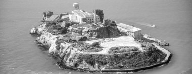 Alcatraz Adası ve Hapishanesi, güneşli bir günde helikopterden hava manzarası