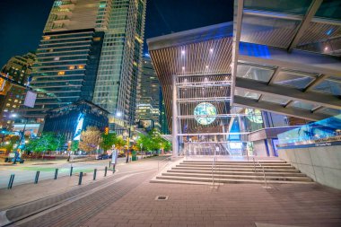 Vancouver, Kanada - 8 Ağustos 2017: Geceleri Vancouver Limanı sokakları ve binaları