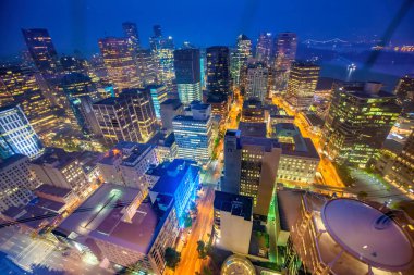 Vancouver, Kanada - 10 Ağustos 2017: Vancouver şehir merkezinin gece gökyüzü manzarası