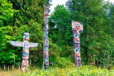 Stanley Park 'taki totemler. Vancouver, Kanada
