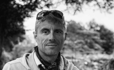 Yeşil bahçeli ünlü parkı ziyaret eden mutlu bir adamın portresi.