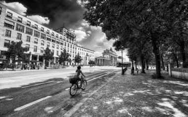 Berlin, Almanya - 25 Temmuz 2016: Brandenburg Kapısı boyunca şehir trafiği