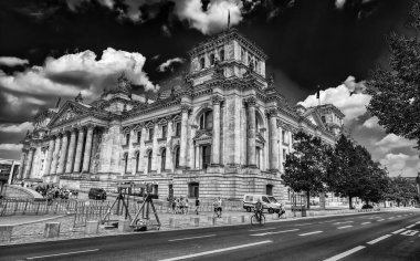 Berlin, Almanya - 25 Temmuz 2016: Turistlerle güneşli bir günde Reichstag