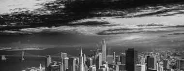 Gün batımında helikopterden San Francisco ve Bay Köprüsü 'nün hava görüntüsü.