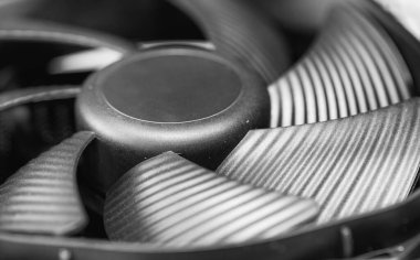 İşlemci soğutucusu ana bilgisayar panosuna yakın.