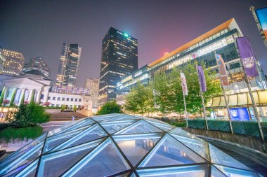 Vancouver, Kanada - 9 Ağustos 2018: Vancouver 'da Robson Meydanı' nın gece manzarası