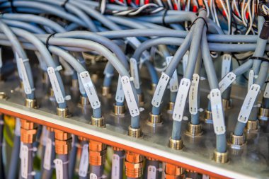 Kablo bağlantıları olan elektrik dolabı. Sanayi ortamı
