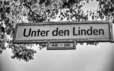 Berlin ağaçlarının altındaki Linden Caddesi tabelasına kadar.