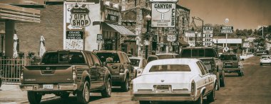 WILLIAMS, AZ - 29 Haziran 2018: Araba trafiği ile şehir merkezi görüntüsü