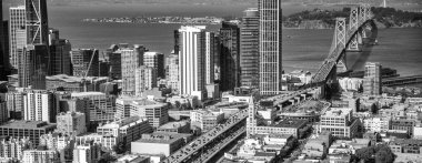 San Francisco, California - 7 Ağustos 2017: Açık güneşli bir günde San Francisco 'dan Bay Bridge' e giden yol ve şehrin ufuk çizgisi