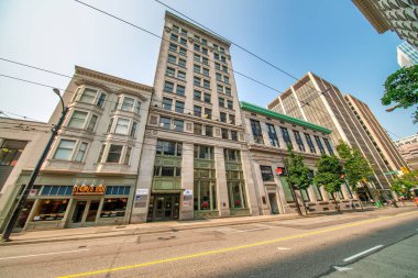 Vancouver, Kanada - 10 Ağustos 2017: Vancouver şehir merkezinin yaz sezonundaki sokak manzarası