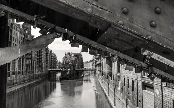 Hamburgo Alemania Julio 2016 Armarios Bajo Puente Frente Wasserschloss —  Fotos de Stock